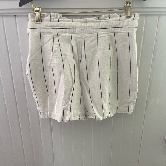 Women pin striped shorts, size large, zipper on side, ruffle on waist w/ tie - Picture 2 of 2